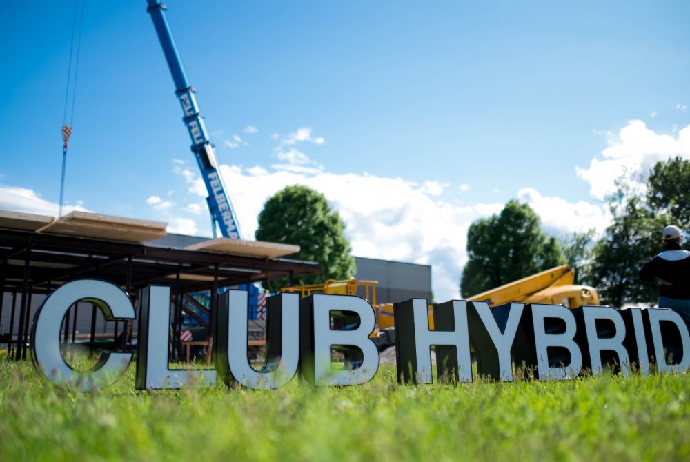 Club Hybrid Schriftzug Baustelle