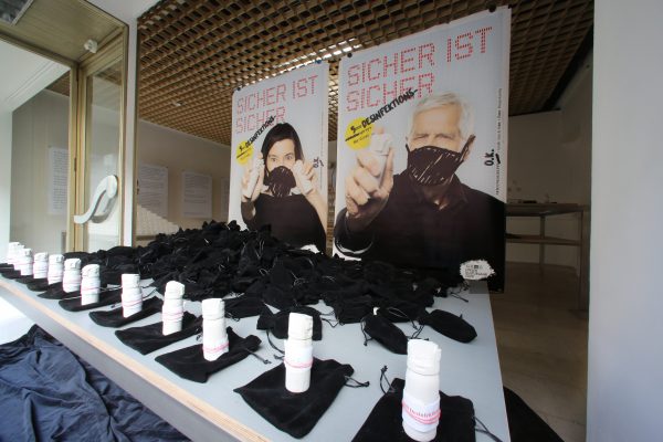Neigungsgruppe O.K. 5000 Desinfektionssprays für Graz Ausstellung Plakate